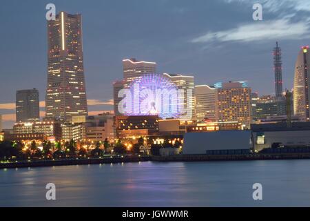 Paysage urbain de Yokohama, Japon avec déménagement nuages de nuit Banque D'Images