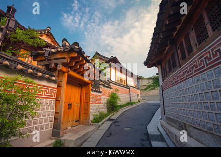 Séoul. L'architecture de style traditionnel coréen au village de Bukchon Hanok à Séoul, Corée du Sud. Banque D'Images