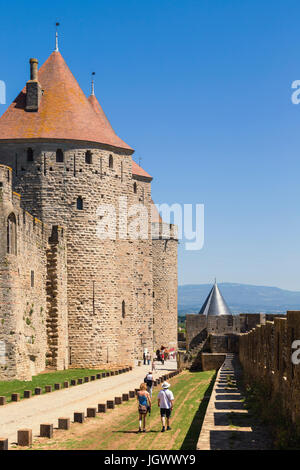 Carcassonne, Languedoc-Roussillon, France. Murs, tours et remparts de la Cité de Carcassonne le qui est un UNESCO World Heritage Site. Banque D'Images