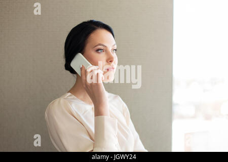 Businesswoman calling sur smartphone Banque D'Images