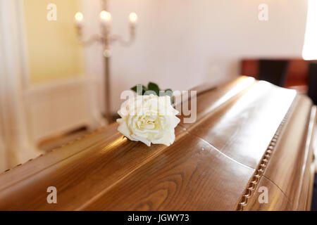 Rose blanche fleur sur cercueil en bois à l'église Banque D'Images