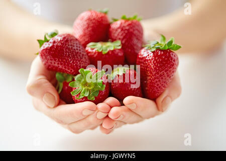 Close up of young woman hands holding strawberries Banque D'Images