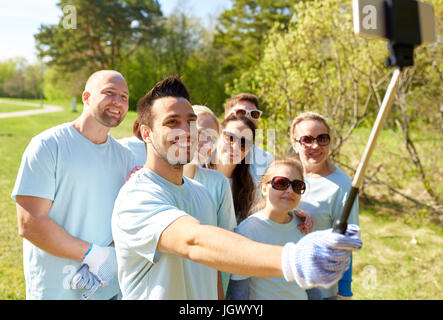 Groupe de volontaires prenant selfies smartphone Banque D'Images