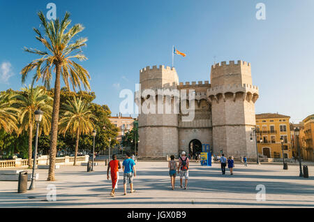 Valence, Espagne - juin 2, 2017 : les touristes à pied en face de la porte ou la porte Chambres Serranos, Communauté Valencienne Towers fait partie du mur de la ville. amcient Landma Banque D'Images