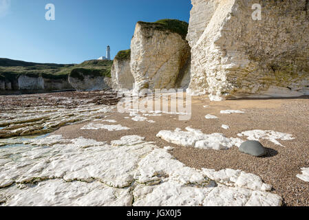 Flamborough phare et falaises spectaculaires à Selwicks bay, North Yorkshire, Angleterre. Banque D'Images