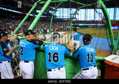 Miami, Floride, USA. 10 juillet, 2017. Vous VRAGOVIC | fois.Rays de Tampa Bay manager Kevin Cash (16) montres Cleveland Indians shortstop Francisco Lindor (12) dans la cage au cours de la pratique au bâton pour l'équipe de la ligue américaine avant le Home Run Derby à Marlins Park à Miami, Floride le lundi 10 juillet, 2017. Credit : Vragovic/Tampa Bay Times/ZUMA/Alamy Fil Live News Banque D'Images