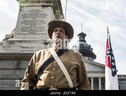 La Colombie, en Caroline du Sud, USA. 11Th Aug 2017. Une Confederate reenactor post se trouve en face de la Confederate Memorial Monument situé sur le South Carolina State House pendant la levée du drapeau des Confédérés événement organisé par la Caroline du Sud parti sécessionniste en signe de protestation contre le deuxième anniversaire de la bataille du drapeau confédéré dépose de la South Carolina State House motif en 2015. Credit : Crush Rush/Alamy Live News Banque D'Images