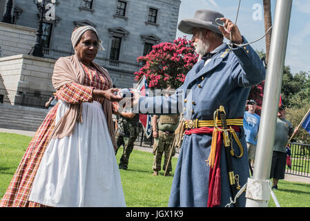 La Colombie, en Caroline du Sud, USA. 11Th Aug 2017. Confédération noir célébrité Arlene partisan de Barnum, Stuart Florida mains reenactor confédéré Braxton Spivey de Charleston, en Caroline du Sud un drapeau confédéré d'être hissé sur un mât portable pendant le lever du drapeau des Confédérés événement organisé par la Caroline du Sud parti sécessionniste en signe de protestation contre le deuxième anniversaire de la bataille du drapeau confédéré dépose de la South Carolina State House motif en 2015. Credit : Crush Rush/Alamy Live News Banque D'Images