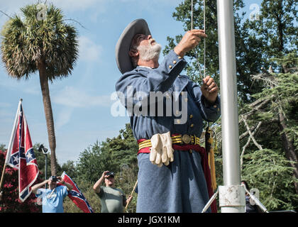 La Colombie, en Caroline du Sud, USA. 11Th Aug 2017. Les partisans des confédérés comme record reenactor confédéré Braxton Spivey, de Charleston, Caroline du Sud soulève un drapeau confédéré un mât portable pendant le lever du drapeau des Confédérés événement organisé par la Caroline du Sud parti sécessionniste en signe de protestation contre le deuxième anniversaire de la bataille du drapeau confédéré dépose de la South Carolina State House motif en 2015. Credit : Crush Rush/Alamy Live News Banque D'Images