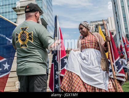 La Colombie, en Caroline du Sud, USA. 11Th Aug 2017. Confédération noir célébrité Arlene partisan de Barnum, Stuart, Florida parle à un autre drapeau confédéré partisan au cours de la levée du drapeau des Confédérés événement organisé par la Caroline du Sud parti sécessionniste en signe de protestation contre le deuxième anniversaire de la bataille du drapeau confédéré dépose de la South Carolina State House motif en 2015. Credit : Crush Rush/Alamy Live News Banque D'Images