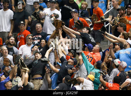 Miami, Floride, USA. 10 juillet, 2017. Vous VRAGOVIC | fois.Fans clammer pour une balle de baseball qui a été touchée dans les gradins lors du premier tour de la Ligue Majeure de Baseball Home Run Derby, lundi 10 juillet 2017 à Miami. Credit : Vragovic/Tampa Bay Times/ZUMA/Alamy Fil Live News Banque D'Images