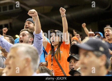 Miami, Floride, USA. 10 juillet, 2017. Vous VRAGOVIC | fois.Fans cheer lors du premier tour de la Ligue Majeure de Baseball Home Run Derby, lundi 10 juillet 2017 à Miami. Credit : Vragovic/Tampa Bay Times/ZUMA/Alamy Fil Live News Banque D'Images