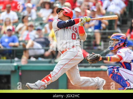 Jul 09, 2017 : Los Angeles Angels Yunel Escobar # 0 au bâton lors d'un match entre la MLB Los Angeles Angels et les Rangers du Texas à Globe Life Park à Arlington, TX Los Angeles défait Texas 3-0 Albert Pena/CSM Banque D'Images