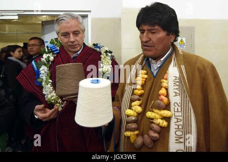 (170711) -- LA PAZ, 11 juillet 2017 (Xinhua) -- le président bolivien Evo Morales (R) ressemble à un fil de laine d'alpaga lors de la cérémonie d'ouverture de l'usine de transformation des fibres de camélidés de la nouvelle entreprise d'État Yacana, dans le parc industriel de Kallutaca, dans la Laja, 36 km de la ville de La Paz, Bolivie, le 10 juillet 2017. Le président bolivien Evo Morales a inauguré lundi l'usine de transformation des fibres de camélidés de la nouvelle entreprise d'État Yacana, qui va s'industrialiser la fibre des camélidés des lamas et alpagas, visant à l'exporter. Le projet a reçu un investissement gouvernemental o Banque D'Images