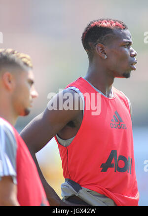 Los Angeles, USA. 10 juillet, 2017. Paul Pogba (R) de Manchester United cherche sur pendant une session de formation au Campus de l'UCLA à Los Angeles, États-Unis, le 10 juillet 2017. Manchester United devra faire face à l'A.L. Galaxie le 15 juillet pour commencer leur tournée aux États-Unis. Credit : Javier Rojas/Xinhua/Alamy Live News Banque D'Images