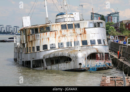 Woolwich, Londres, Royaume-Uni. 10 juillet, 2017. Ancien Mersey MV Iris Royal liste illustrée et dans un état de délabrement avancé sur la Tamise à Woolwich le 10 juillet. Le bateau était un lieu pour les actes, y compris les Beatles de la musique dans les années 60 et a fait l'objet de campagnes de la retourner à Liverpool. Rob Powell/Alamy Live News Banque D'Images