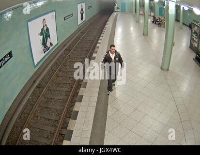 Berlin, Allemagne. 11 Juin, 2017. Document - un suspect non identifié, les promenades le long de la plate-forme de la station de métro Alexanderplatz à Berlin, Allemagne, 11 juin 2017. Selon la police, l'homme avait brutalement frappé un 38-year-old man dans un escalier peu avant cette photo a été prise. Photo : ----/Polizei Berlin/dpa/Alamy Live News Banque D'Images