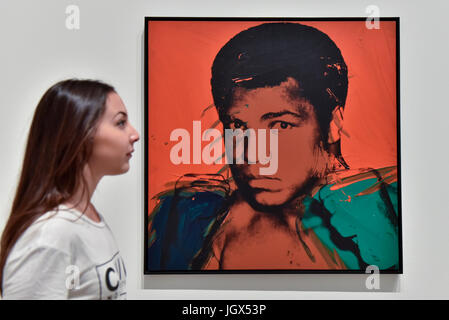 Londres, Royaume-Uni. 11 juillet, 2017. Un membre du personnel vues 'Muhammad Ali', 1978, par Andy Warhol. Aperçu de 'âme d'une nation : l'art à l'âge de Black Power" à la Tate Modern. L'exposition historique explore ce que signifie être un artiste noir aux ETATS UNIS pendant le mouvement des droits civils et présente plus de 150 oeuvres de plus de 60 artistes. Les œuvres sont exposées 12 Juillet au 22 octobre 2017. Crédit : Stephen Chung/Alamy Live News Banque D'Images