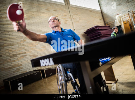 Piotr Michaelkiewicz, membre de la club de sports en fauteuil roulant (RSC), joue au tennis de table dans une salle de sport dans la BGU accident clinique à Frankfurt am Main, Allemagne, 30 juin 2017. Le club fête son 50e anniversaire. Elle organise le tir à l'ARC, la natation et la danse en fauteuil roulant ainsi que le tennis de table. Photo : Frank Rumpenhorst/dpa Banque D'Images