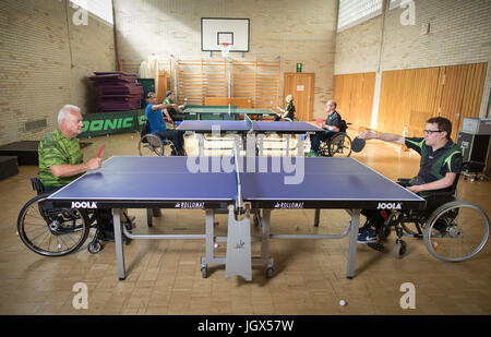 Les membres du Club de sport en fauteuil roulant (RSC) jouer au tennis de table dans une salle de sport dans la BGU accident clinique à Frankfurt am Main, Allemagne, 30 juin 2017. Le club fête son 50e anniversaire. Elle organise le tir à l'ARC, la natation et la danse en fauteuil roulant ainsi que le tennis de table. Photo : Frank Rumpenhorst/dpa Banque D'Images