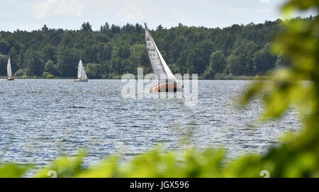 Berlin, Allemagne. 3 juillet, 2017. Un voilier navigue dans la rivière Havel, près de Berlin, Allemagne, 3 juillet 2017. Photo : Paul Zinken/dpa/Alamy Live News Banque D'Images