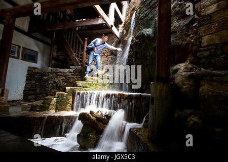 (170711) -- CHONGQING, 11 juillet 2017 (Xinhua) -- Photo prise le 9 mai 2017, montre un sentiment de tourisme l'eau d'un ancien puits de saumure dans Ningchang ville antique de Wuxi, le sud-ouest de la Chine, la municipalité de Chongqing. L'histoire de la production de sel locales ici remonte à plus de 4 000 ans d'après les registres historiques. Puits de saumure à Wuxi a servi de source essentielle de la production de sel dans la région des Trois Gorges. L'ancienne route de commerce du sel, qui a commencé à partir de l'est du Sichuan, Chongqing est maintenant, et courut à travers l'arrière-pays de la Chine, a servi comme un important vecteur d'échanges économiques et culturels en Banque D'Images