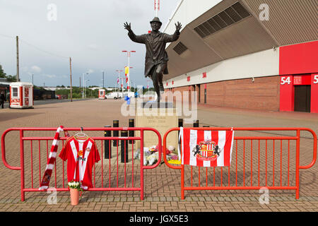 Sunderland, Royaume-Uni. 11 juillet, 2017. Hommages à Bradley Lowery par le Bob Stokoe statue en dehors de la Stadium of Light de Sunderland, en Angleterre. Lowery, un fan de Sunderland football club, décédé à l'âge de six ans à partir de neuroblastome, une forme rare de cancer chez les enfants. Hommages silencieux ont également été portées par l'entrée principale du stade. Crédit : Stuart Forster/Alamy Live News Banque D'Images