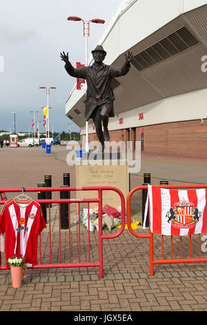 Sunderland, Royaume-Uni. 11 juillet, 2017. Hommages à Bradley Lowery par le Bob Stokoe statue en dehors de la Stadium of Light de Sunderland, en Angleterre. Lowery, un fan de Sunderland football club, décédé à l'âge de six ans à partir de neuroblastome, une forme rare de cancer chez les enfants. Hommages silencieux ont également été portées par l'entrée principale du stade. Crédit : Stuart Forster/Alamy Live News Banque D'Images