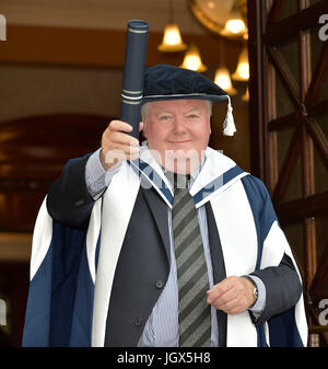 Edinburgh, Royaume-Uni. Jul 11, 2017. Juge Bake-Off installé en tant que chancelier de l'université et le producteur de films hollywoodien décerné diplôme honorifique. Photo Iain Smith OBE a reçu un diplôme honorifique pour services rendus à l'UK et de l'industrie cinématographique internationale lors de la cérémonie de remise de diplômes. Né et élevé à Glasgow et diplômé de la London School of Film Technique (maintenant le London Film School), Iain est un producteur de films. Credit : Sandy jeune/Alamy Live News Banque D'Images