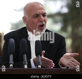 Kaboul, Afghanistan. 11 juillet, 2017. Le président afghan, Mohammad Ashraf Ghani parle lors d'une conférence de presse dans le palais présidentiel à Kaboul, Afghanistan, le 11 juillet 2017. Le président afghan, Mohammad Ashraf Ghani, le mardi une fois de plus appelé les militants talibans à renoncer à se battre et à se joindre au processus de paix. Credit : Rahmat Alizadah/Xinhua/Alamy Live News Banque D'Images