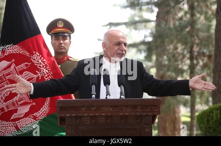 Kaboul, Afghanistan. 11 juillet, 2017. Le président afghan, Mohammad Ashraf Ghani parle lors d'une conférence de presse dans le palais présidentiel à Kaboul, Afghanistan, le 11 juillet 2017. Le président afghan, Mohammad Ashraf Ghani, le mardi une fois de plus appelé les militants talibans à renoncer à se battre et à se joindre au processus de paix. Credit : Rahmat Alizadah/Xinhua/Alamy Live News Banque D'Images