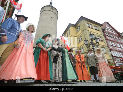 Les participants portent des costumes traditionnels lors de la Journée de l'Francs (allemand : Tag der Franken) festival à Kitzingen, Allemagne, 2 juillet 2017. Le festival a lieu chaque année dans différentes villes de la région depuis 2006. Photo : Karl-Josef Opim/dpa Banque D'Images