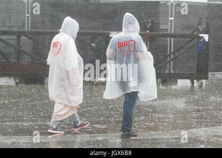 Londres, Royaume-Uni. 11 juillet, 2017. Météo France : la pluie de Londres. Pedestrains pris dans les précipitations à Londres : Crédit amer ghazzal/Alamy Live News Banque D'Images