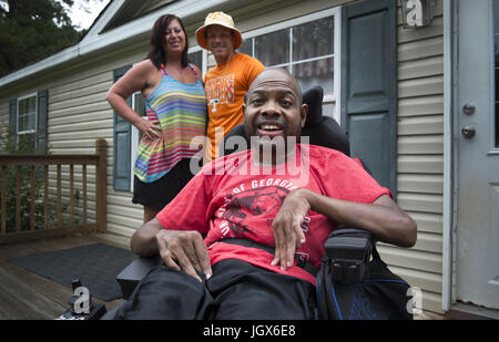 Dalton, GA, USA. 30 Juin, 2017. Stephens lance des blagues avec Kevin et Wendy Curtis dans leur 'Accueil' hôte lance où a vécu pendant sept ans. Lance, aujourd'hui 48, vit avec la famille Curtis en raison de l'appui financier de sa renonciation Medicaid. Il a la paralysie cérébrale et précédente vivaient dans des foyers de groupe et de vie partagée. ''J'ai une belle vie maintenant, '' a-t-il déclaré. Crédit : Robin Rayne Nelson/ZUMA/Alamy Fil Live News Banque D'Images