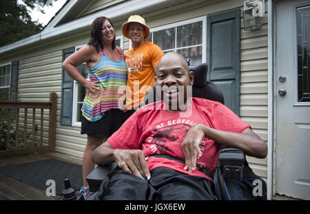 Dalton, GA, USA. 30 Juin, 2017. Stephens lance des blagues avec Kevin et Wendy Curtis dans leur 'Accueil' hôte lance où a vécu pendant sept ans. Lance, aujourd'hui 48, vit avec la famille Curtis en raison de l'appui financier de sa renonciation Medicaid. Il a la paralysie cérébrale et précédente vivaient dans des foyers de groupe et de vie partagée. ''J'ai une belle vie maintenant, '' a-t-il déclaré. Crédit : Robin Rayne Nelson/ZUMA/Alamy Fil Live News Banque D'Images