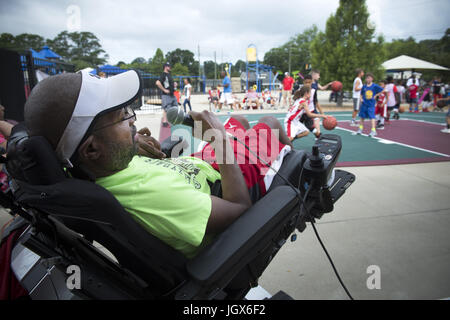 Dalton, GA, USA. 1er juillet 2017. Lance Stephens bénévoles en tant qu'annonceur pour un tournoi de basket-ball des jeunes de la communauté à Dalton.lance, aujourd'hui 48, vit avec la famille Curtis en raison de l'appui financier de sa renonciation Medicaid. Il a la paralysie cérébrale et précédente vivaient dans des foyers de groupe et de vie partagée. Crédit : Robin Rayne Nelson/ZUMA/Alamy Fil Live News Banque D'Images