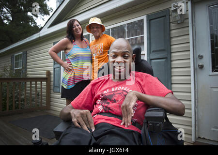 Dalton, GA, USA. 30 Juin, 2017. Stephens lance des blagues avec Kevin et Wendy Curtis dans leur 'Accueil' hôte lance où a vécu pendant sept ans. Lance, aujourd'hui 48, vit avec la famille Curtis en raison de l'appui financier de sa renonciation Medicaid. Il a la paralysie cérébrale et précédente vivaient dans des foyers de groupe et de vie partagée. ''J'ai une belle vie maintenant, '' a-t-il déclaré. Crédit : Robin Rayne Nelson/ZUMA/Alamy Fil Live News Banque D'Images