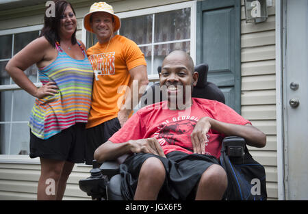 Dalton, GA, USA. 30 Juin, 2017. Stephens lance des blagues avec Kevin et Wendy Curtis dans leur 'Accueil' hôte lance où a vécu pendant sept ans. Lance, aujourd'hui 48, vit avec la famille Curtis en raison de l'appui financier de sa renonciation Medicaid. Il a la paralysie cérébrale et précédente vivaient dans des foyers de groupe et de vie partagée. ''J'ai une belle vie maintenant, '' a-t-il déclaré. Crédit : Robin Rayne Nelson/ZUMA/Alamy Fil Live News Banque D'Images