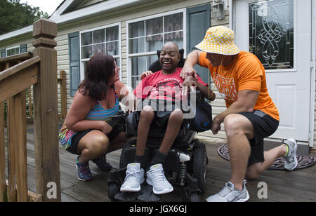 Dalton, GA, USA. 30 Juin, 2017. Stephens lance des blagues avec Kevin et Wendy Curtis dans leur 'Accueil' hôte lance où a vécu pendant sept ans. Lance, aujourd'hui 48, vit avec la famille Curtis en raison de l'appui financier de sa renonciation Medicaid. Il a la paralysie cérébrale et précédente vivaient dans des foyers de groupe et de vie partagée. ''J'ai une belle vie maintenant, '' a-t-il déclaré. Crédit : Robin Rayne Nelson/ZUMA/Alamy Fil Live News Banque D'Images