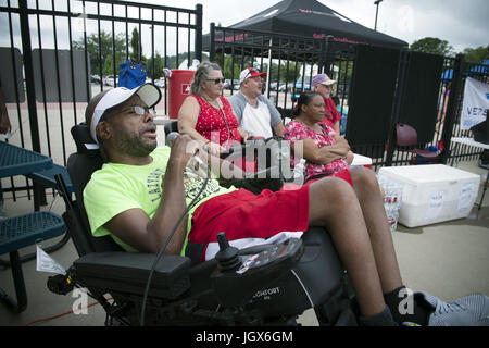 Dalton, GA, USA. 1er juillet 2017. Lance Stephens bénévoles en tant qu'annonceur pour un tournoi de basket-ball des jeunes de la communauté à Dalton.lance, aujourd'hui 48, vit avec la famille Curtis en raison de l'appui financier de sa renonciation Medicaid. Il a la paralysie cérébrale et précédente vivaient dans des foyers de groupe et de vie partagée. Crédit : Robin Rayne Nelson/ZUMA/Alamy Fil Live News Banque D'Images