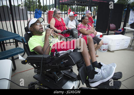 Dalton, GA, USA. 1er juillet 2017. Lance Stephens bénévoles en tant qu'annonceur pour un tournoi de basket-ball des jeunes de la communauté à Dalton.lance, aujourd'hui 48, vit avec la famille Curtis en raison de l'appui financier de sa renonciation Medicaid. Il a la paralysie cérébrale et précédente vivaient dans des foyers de groupe et de vie partagée. Crédit : Robin Rayne Nelson/ZUMA/Alamy Fil Live News Banque D'Images