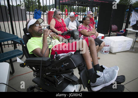 Dalton, GA, USA. 1er juillet 2017. Lance Stephens bénévoles en tant qu'annonceur pour un tournoi de basket-ball des jeunes de la communauté à Dalton.lance, aujourd'hui 48, vit avec la famille Curtis en raison de l'appui financier de sa renonciation Medicaid. Il a la paralysie cérébrale et précédente vivaient dans des foyers de groupe et de vie partagée. Crédit : Robin Rayne Nelson/ZUMA/Alamy Fil Live News Banque D'Images