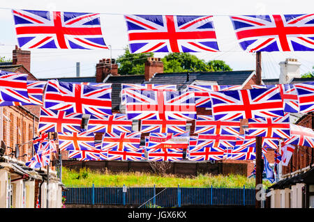 Belfast, Irlande du Nord,. 11 juillet, 2017. Moorgate Street dans l'Est de Belfast est décorée dans l'Union européenne drapeaux pour célébrations annuelles 12 Juillet. Crédit : Stephen Barnes/Alamy News Banque D'Images