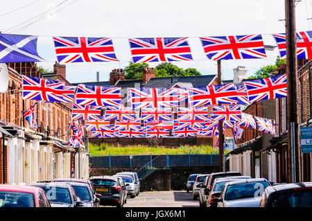 Belfast, Irlande du Nord,. 11 juillet, 2017. Moorgate Street dans l'Est de Belfast est décorée dans l'Union européenne drapeaux pour célébrations annuelles 12 Juillet. Crédit : Stephen Barnes/Alamy Live News Banque D'Images