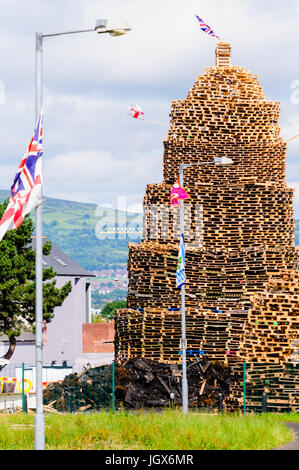 Belfast, Irlande du Nord,. 11 juillet, 2017. Grand feu construit à Ravenscroft aux célébrations annuelles 12 juillet, sous réserve d'interdire toute nouvelle cour, bâtiment ou tout plus de matériel mis sur elle. Des préoccupations ont été exprimées au sujet de l'innocuité et les risques pour les bâtiments adjacents. Crédit : Stephen Barnes/Alamy Live News Banque D'Images