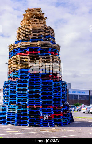 Belfast, Irlande du Nord,. 11 juillet, 2017. Grand feu construit à Avoniel centre de loisirs pour l'assemblée annuelle 12 juillet Célébrations, sous réserve d'interdire toute nouvelle cour, bâtiment ou tout plus de matériel mis sur elle. Crédit : Stephen Barnes/Alamy Live News Banque D'Images