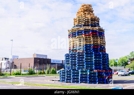 Belfast, Irlande du Nord,. 11 juillet, 2017. Grand feu construit à Avoniel centre de loisirs pour l'assemblée annuelle 12 juillet Célébrations, sous réserve d'interdire toute nouvelle cour, bâtiment ou tout plus de matériel mis sur elle. Crédit : Stephen Barnes/Alamy Live News Banque D'Images