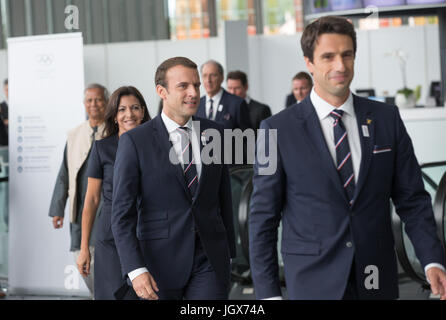 Lausanne, Suisse. 11 juillet, 2017. Le président français, Emmanuel Macron (2e R) arrive pour la présentation de l'information Paris 2024 Ville Candidate pour le Comité International Olympique (CIO) membres à la SwissTech Convention Centre, à Lausanne, Suisse, le 11 juillet 2017. Credit : Xu Jinquan/Xinhua/Alamy Live News Banque D'Images