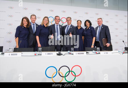 Lausanne, Suisse. 11 juillet, 2017. Eric Garcetti (4L), Maire de Los Angeles, assiste à une conférence de presse après la présentation de la Los Angeles 2024 Ville Candidate pour d'information Comité International Olympique (CIO) membres à la SwissTech Convention Centre, à Lausanne, Suisse, le 11 juillet 2017. Credit : Xu Jinquan/Xinhua/Alamy Live News Banque D'Images