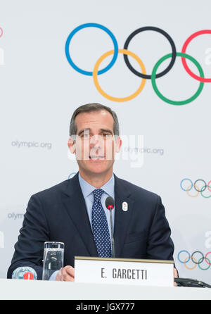 Lausanne, Suisse. 11 juillet, 2017. Eric Garcetti, Maire de Los Angeles, assiste à une conférence de presse après la présentation de la Los Angeles 2024 Ville Candidate pour d'information Comité International Olympique (CIO) membres à la SwissTech Convention Centre, à Lausanne, Suisse, le 11 juillet 2017. Credit : Xu Jinquan/Xinhua/Alamy Live News Banque D'Images